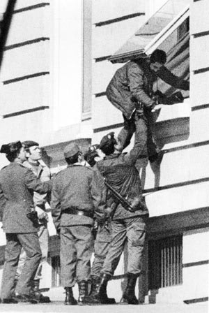 23f guardia civil huyendo ventana