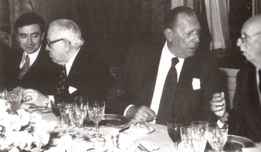 Don Juan conversa con Pemán, Sainz Rodríguez y Luis María Anson (a la izquierda)