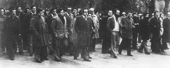 Cabecera de la manifestación convocada conjuntamente por la Junta Democrática y Plataforma de Convergencia Democrática la tarde del 17 de enero de 1976 en el Paseo de los Alamos de Oviedo