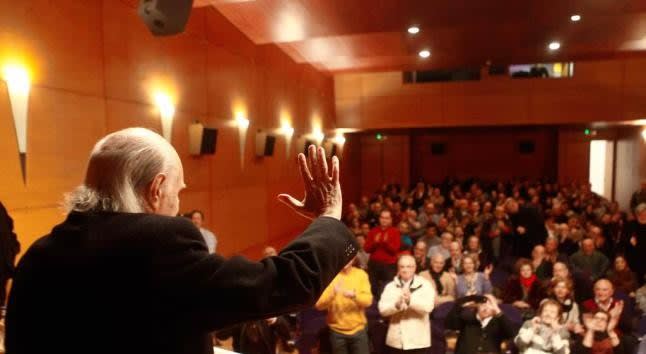 Antonio García-Trevijano saluda a los asistentes a su charla de ayer en Oviedo. LUISMA MURIAS