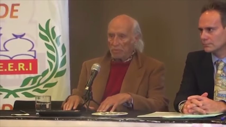 La última conferencia de Antonio García-Trevijano. Se encuentra junto a Carlos Villaescusa, en su discurso a los musulmanes sobre la libertad, en el Congreso de la Federación Española de Entidades Religiosas Islámicas (Alcalá de Henares).